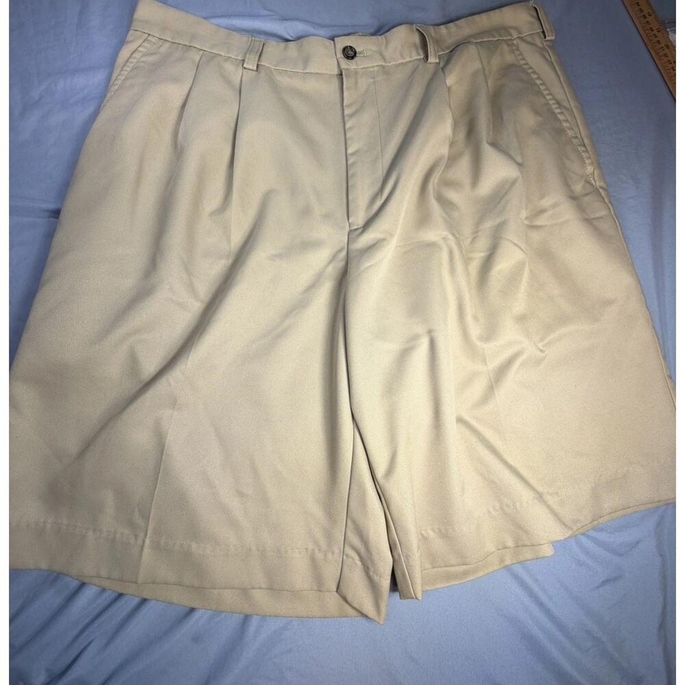 IZOD Shorts Golf Men’s Khaki Shorts Size 38